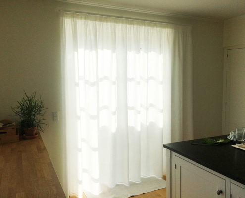 Tynde hvide panel gardiner i køkken
